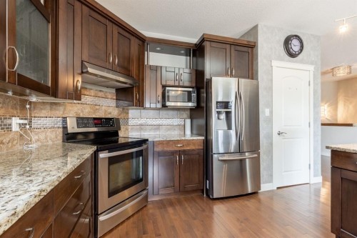 525 Edinburgh Road West, Lethbridge, AB - Indoor Photo Showing Kitchen