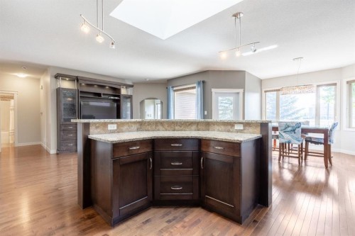 525 Edinburgh Road West, Lethbridge, AB - Indoor Photo Showing Kitchen