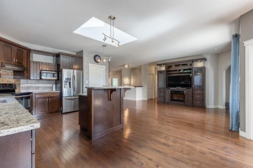 525 Edinburgh Road West, Lethbridge, AB - Indoor Photo Showing Kitchen With Upgraded Kitchen