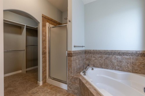 525 Edinburgh Road West, Lethbridge, AB - Indoor Photo Showing Bathroom