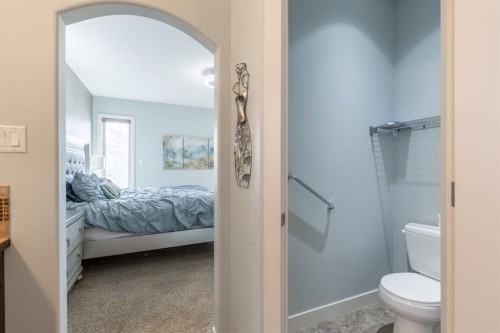 525 Edinburgh Road West, Lethbridge, AB - Indoor Photo Showing Bathroom