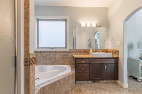 525 Edinburgh Road West, Lethbridge, AB - Indoor Photo Showing Bathroom
