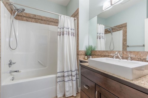 525 Edinburgh Road West, Lethbridge, AB - Indoor Photo Showing Bathroom