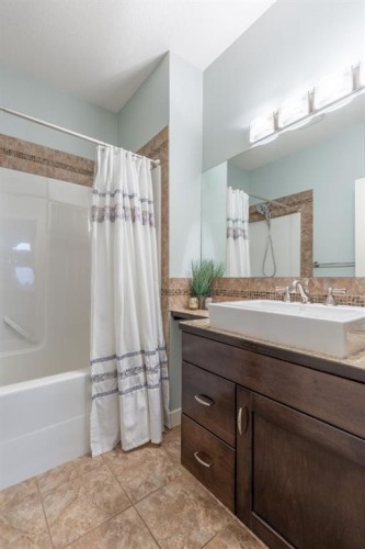 525 Edinburgh Road West, Lethbridge, AB - Indoor Photo Showing Bathroom