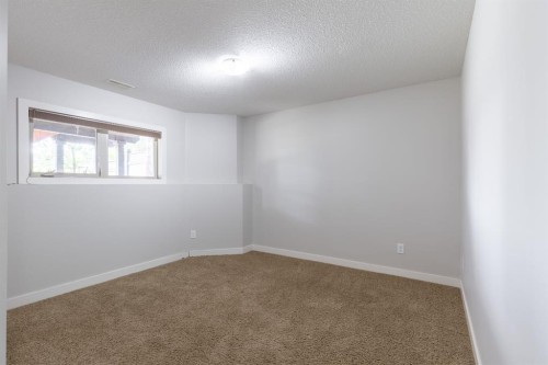 525 Edinburgh Road West, Lethbridge, AB - Indoor Photo Showing Other Room