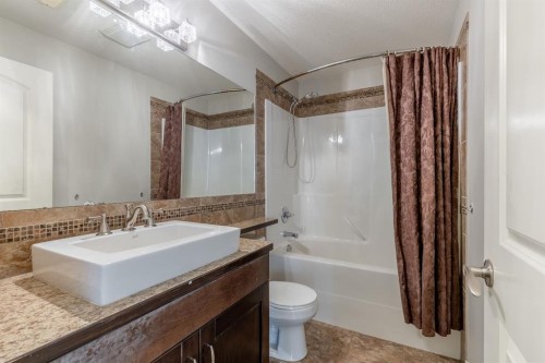 525 Edinburgh Road West, Lethbridge, AB - Indoor Photo Showing Bathroom