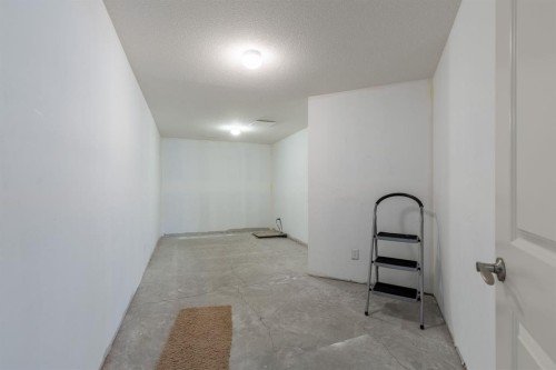 525 Edinburgh Road West, Lethbridge, AB - Indoor Photo Showing Other Room
