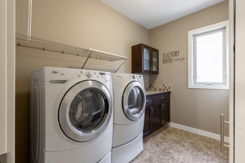 525 Edinburgh Road West, Lethbridge, AB - Indoor Photo Showing Laundry Room
