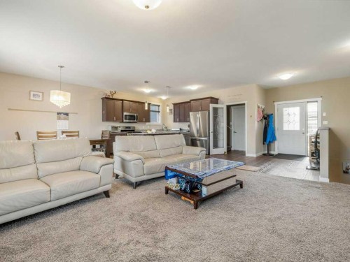 757 28 Street, Fort Macleod, AB - Indoor Photo Showing Living Room
