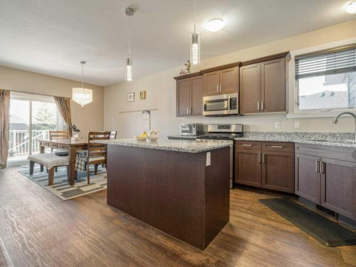 757 28 Street, Fort Macleod, AB - Indoor Photo Showing Kitchen With Upgraded Kitchen