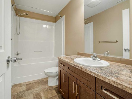 757 28 Street, Fort Macleod, AB - Indoor Photo Showing Bathroom