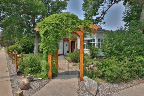 405 3 Avenue West, Cardston, AB 