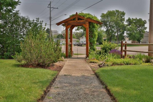 405 3 Avenue West, Cardston, AB 