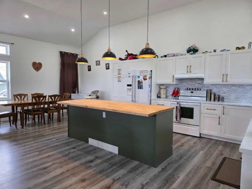 718 3 Avenue North, Vauxhall, AB - Indoor Photo Showing Kitchen
