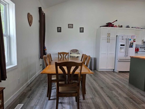 718 3 Avenue North, Vauxhall, AB - Indoor Photo Showing Dining Room