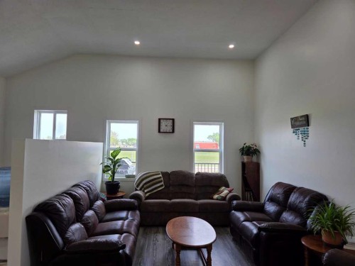 718 3 Avenue North, Vauxhall, AB - Indoor Photo Showing Living Room