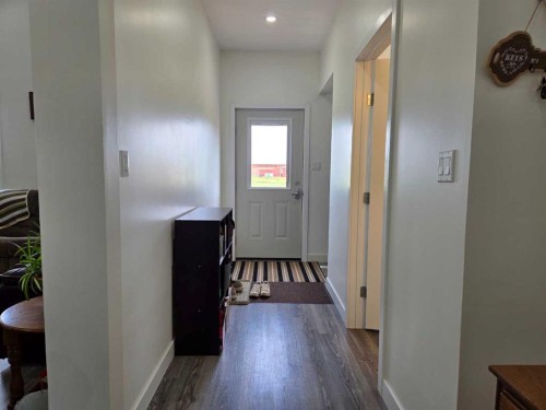 718 3 Avenue North, Vauxhall, AB - Indoor Photo Showing Other Room