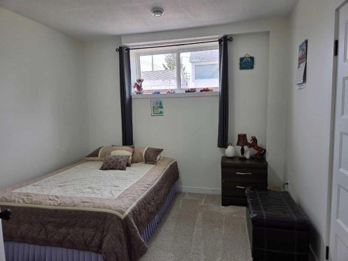 718 3 Avenue North, Vauxhall, AB - Indoor Photo Showing Bedroom