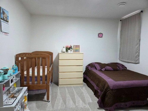 718 3 Avenue North, Vauxhall, AB - Indoor Photo Showing Bedroom