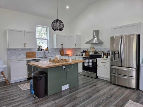 718 3 Avenue North, Vauxhall, AB - Indoor Photo Showing Kitchen