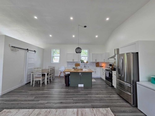718 3 Avenue North, Vauxhall, AB - Indoor Photo Showing Kitchen