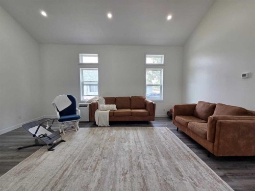 718 3 Avenue North, Vauxhall, AB - Indoor Photo Showing Living Room