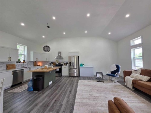 718 3 Avenue North, Vauxhall, AB - Indoor