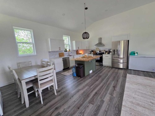 718 3 Avenue North, Vauxhall, AB - Indoor Photo Showing Dining Room