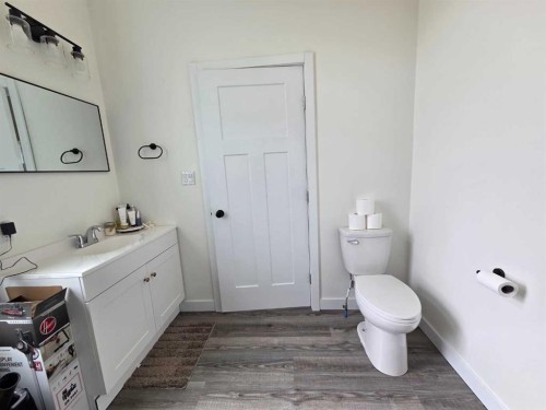 718 3 Avenue North, Vauxhall, AB - Indoor Photo Showing Bathroom