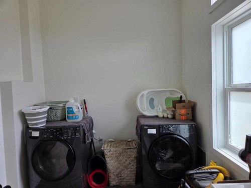 718 3 Avenue North, Vauxhall, AB - Indoor Photo Showing Laundry Room