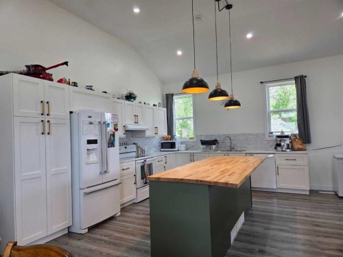 718 3 Avenue North, Vauxhall, AB - Indoor Photo Showing Kitchen With Upgraded Kitchen