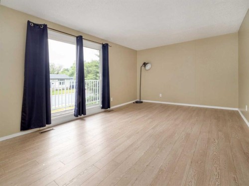 1-269 Laval Boulevard West, Lethbridge, AB - Indoor Photo Showing Other Room