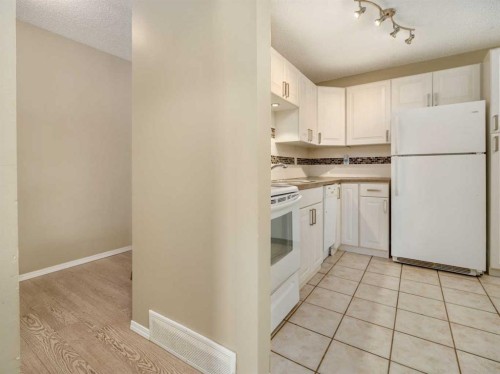 1-269 Laval Boulevard West, Lethbridge, AB - Indoor Photo Showing Kitchen