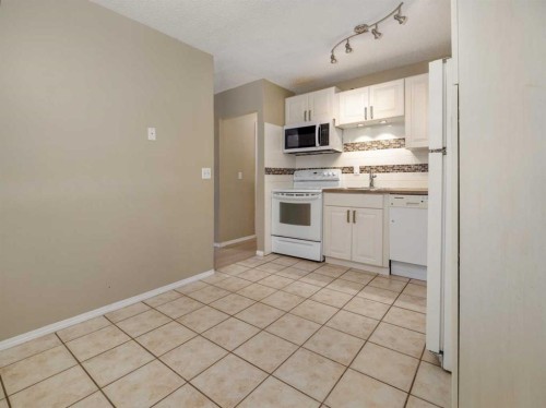 1-269 Laval Boulevard West, Lethbridge, AB - Indoor Photo Showing Kitchen