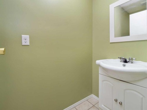 1-269 Laval Boulevard West, Lethbridge, AB - Indoor Photo Showing Bathroom