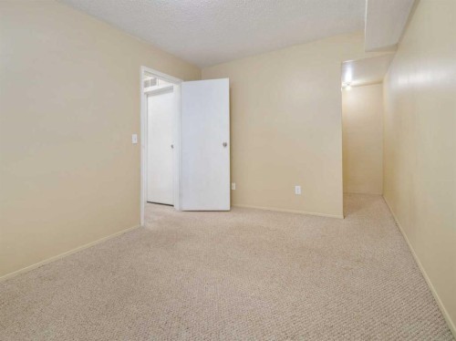 1-269 Laval Boulevard West, Lethbridge, AB - Indoor Photo Showing Other Room