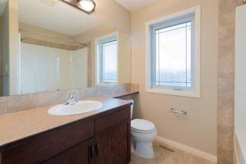 5 Coalbanks Link West, Lethbridge, AB - Indoor Photo Showing Bathroom