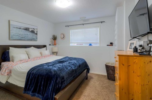 111 Mt Sundance Crescent West, Lethbridge, AB - Indoor Photo Showing Bedroom