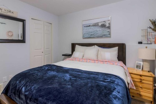 111 Mt Sundance Crescent West, Lethbridge, AB - Indoor Photo Showing Bedroom