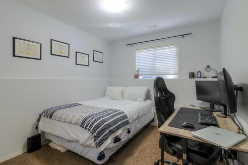 111 Mt Sundance Crescent West, Lethbridge, AB - Indoor Photo Showing Bedroom