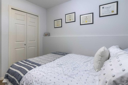 111 Mt Sundance Crescent West, Lethbridge, AB - Indoor Photo Showing Bedroom