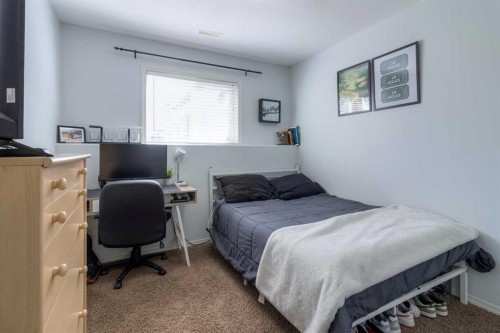 111 Mt Sundance Crescent West, Lethbridge, AB - Indoor Photo Showing Bedroom