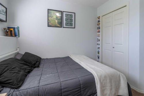 111 Mt Sundance Crescent West, Lethbridge, AB - Indoor Photo Showing Bedroom