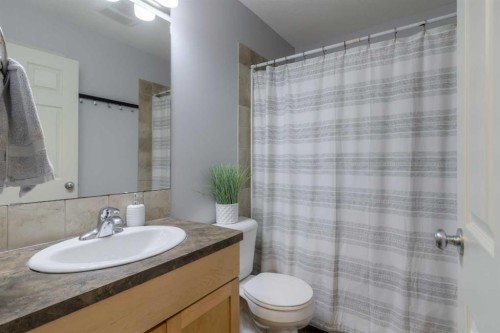 111 Mt Sundance Crescent West, Lethbridge, AB - Indoor Photo Showing Bathroom