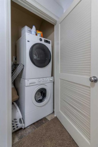 111 Mt Sundance Crescent West, Lethbridge, AB - Indoor Photo Showing Laundry Room