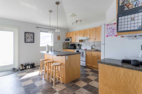 111 Mt Sundance Crescent West, Lethbridge, AB - Indoor Photo Showing Kitchen