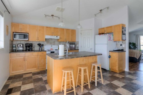 111 Mt Sundance Crescent West, Lethbridge, AB - Indoor Photo Showing Kitchen