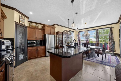 135 Garrison Drive, Fort Macleod, AB - Indoor Photo Showing Kitchen With Upgraded Kitchen