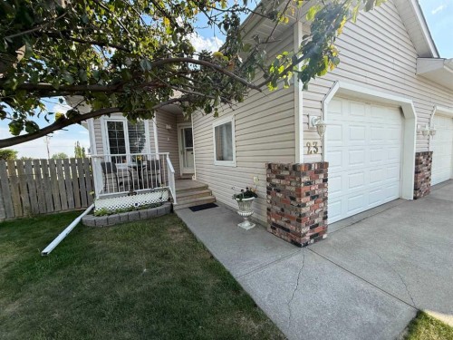 23 Skyline Crescent Crescent WEST Claresholm, AB T0L 0T0