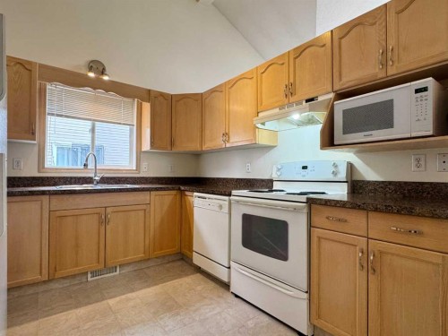 82 Harvard Crescent West, Lethbridge, AB - Indoor Photo Showing Kitchen